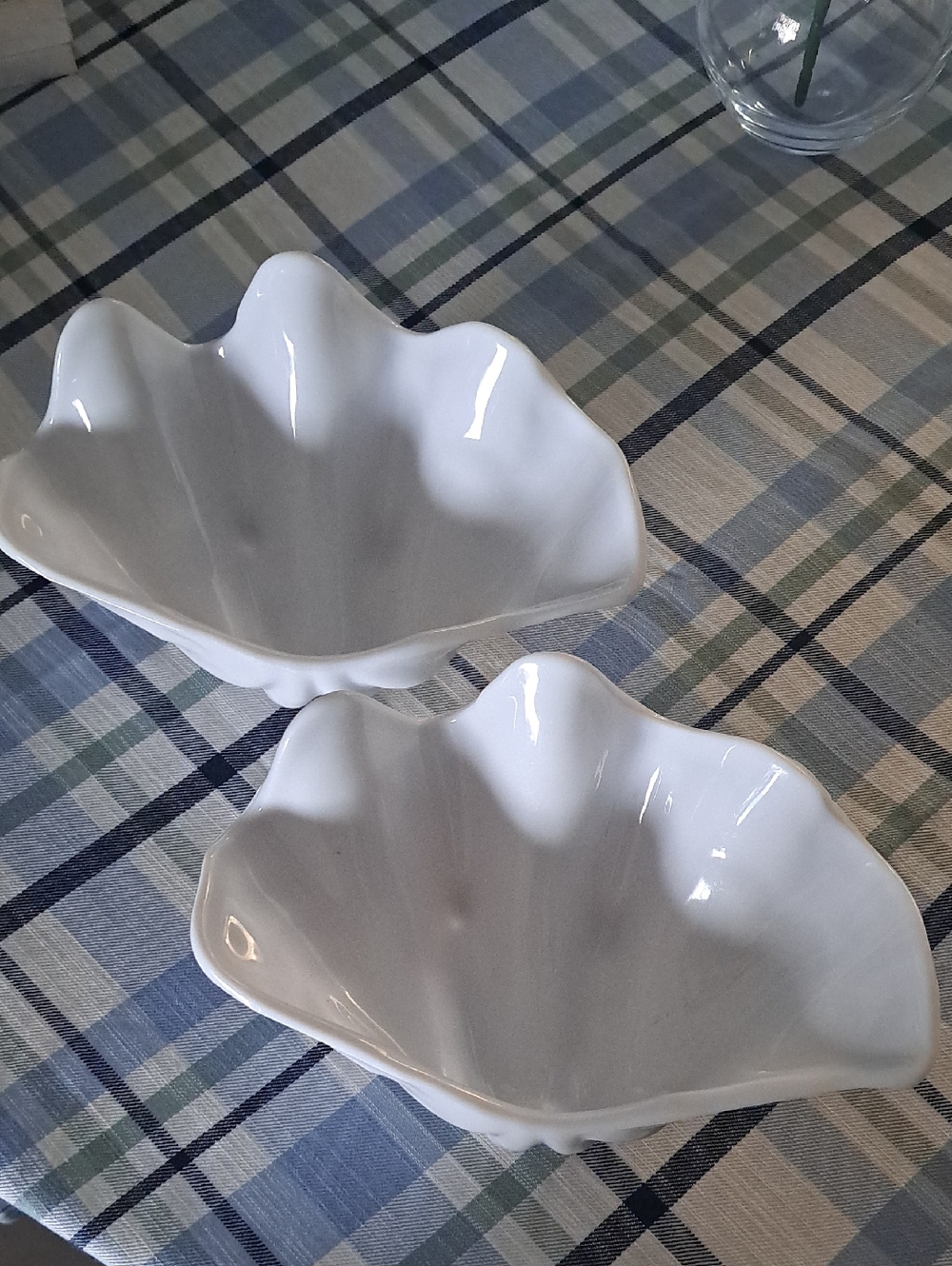 White Shell-Shaped Ceramic Bowls - Set of 2
